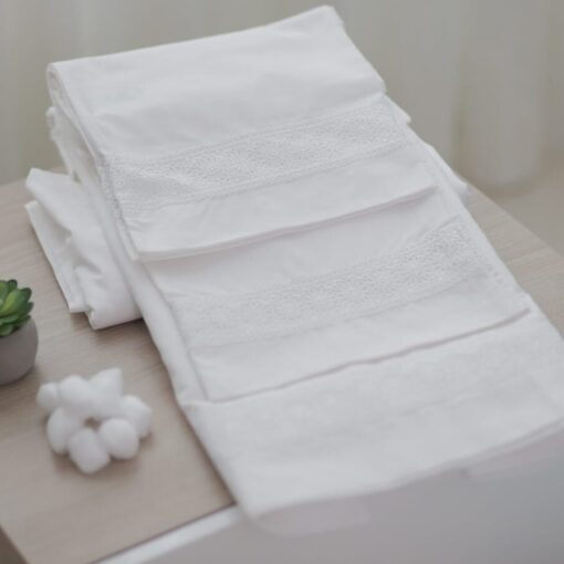 Juego de sabana blanco con elegante encaje blanco