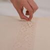 Juego en tela satén crema con encaje beige ancho