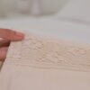 Juego en tela satén crema con encaje beige ancho
