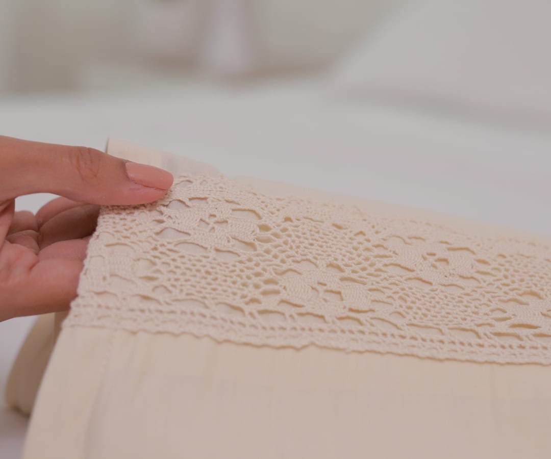 Juego en tela satén crema con encaje beige ancho