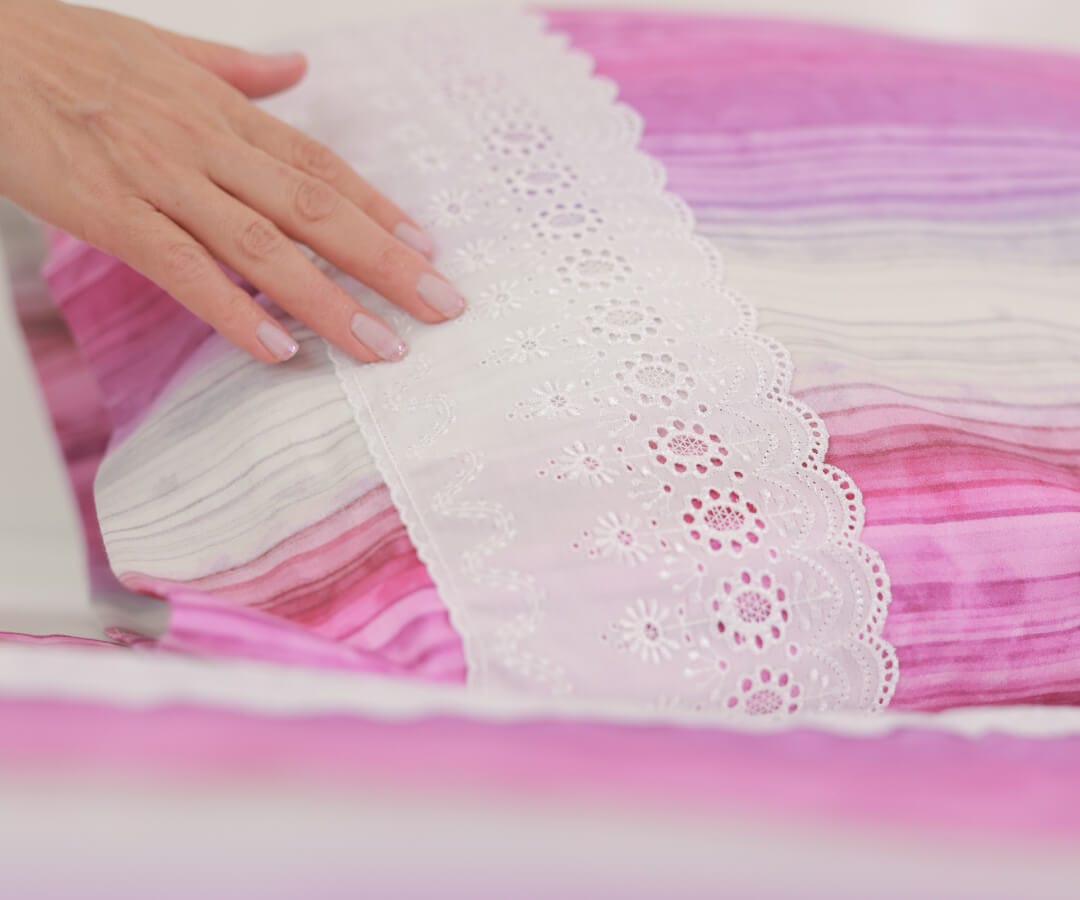 Juego de cama tela blanca y degrade fucsia