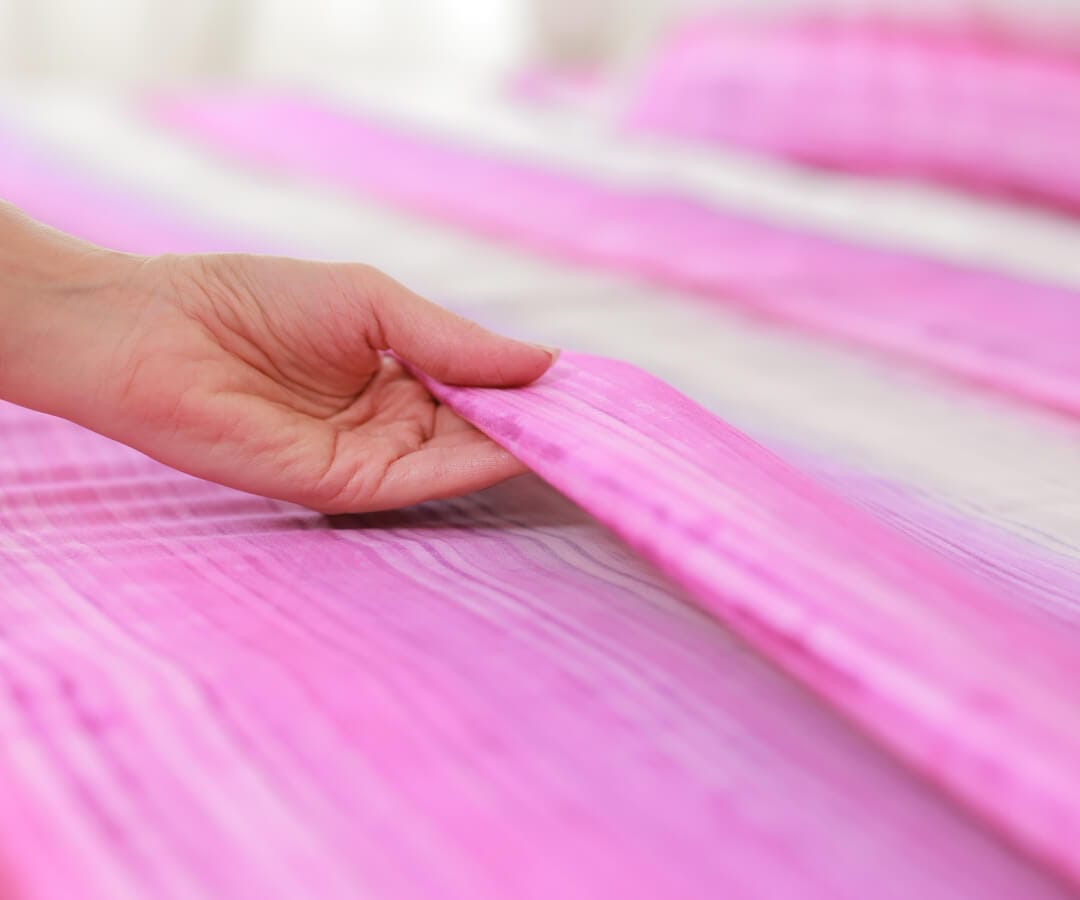 Juego de cama tela blanca y degrade fucsia