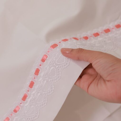 Juego de cama blanco con encaje con pasacintas salmón