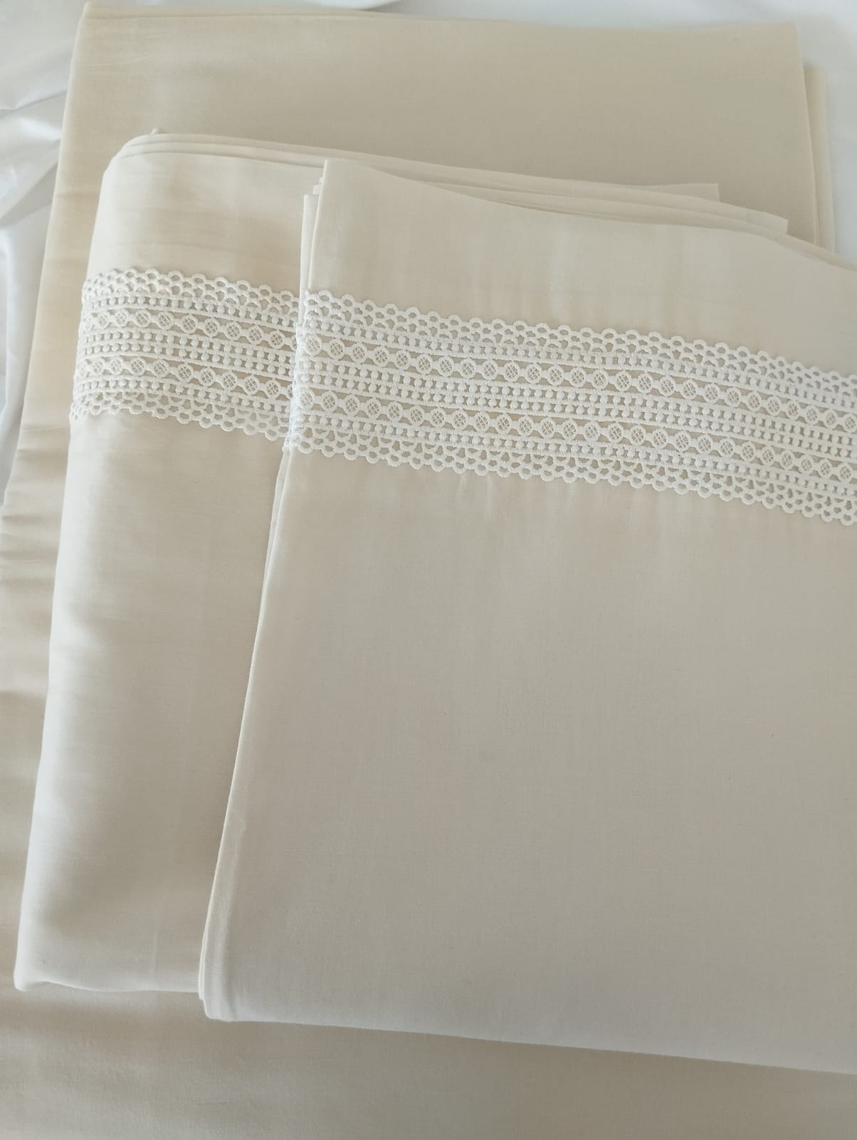 tienda-del-alergico_productos_lenceria_linea-esmeralda_Juego de cama en tela Satén crema con encaje en algodón color blanco-1 Juego de cama en tela satén crema con encaje blanco