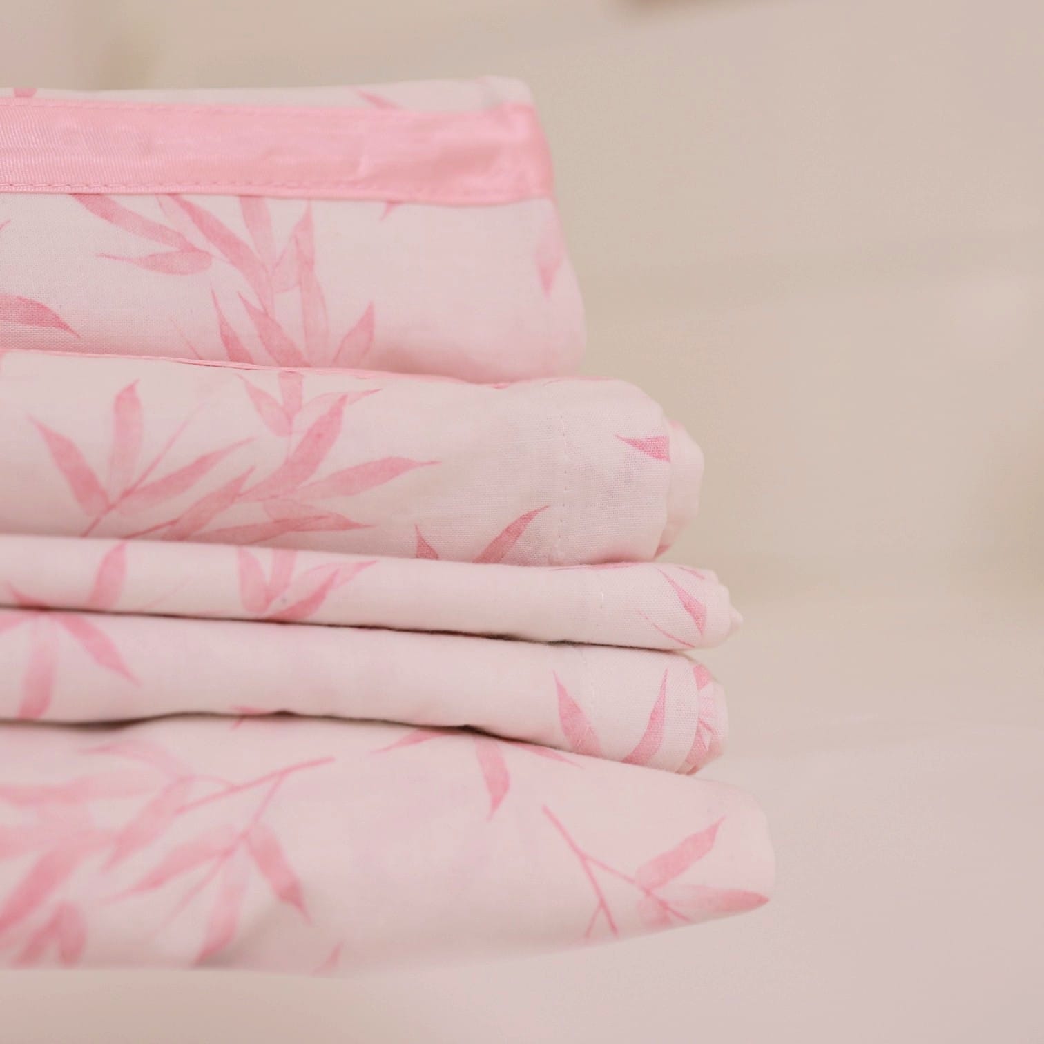 JUEGO DE CAMA ROSA.