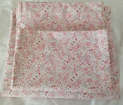 Juego de cama básico en tela estampada de flores