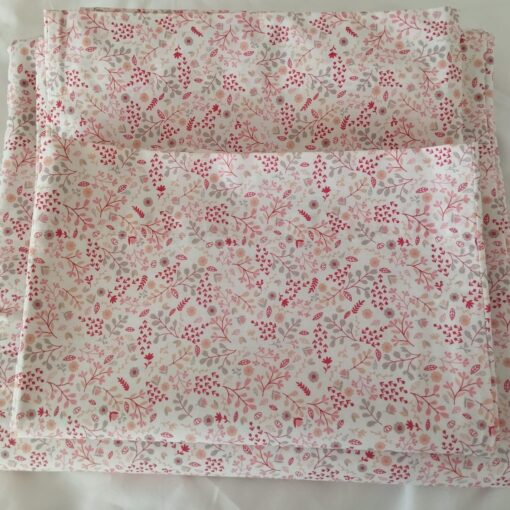 Juego de cama básico en tela estampada de flores