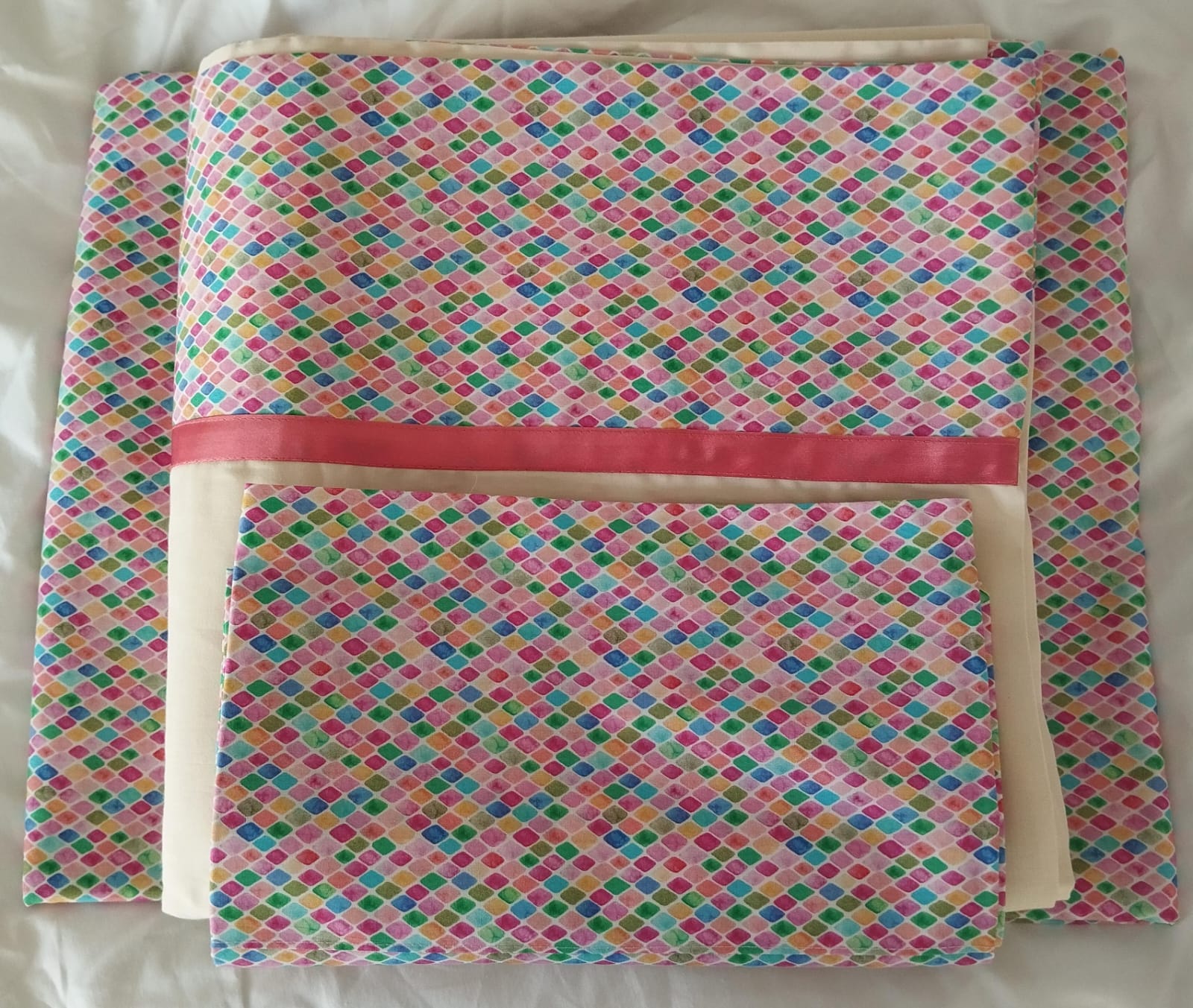 tienda-del-alergico_productos_lenceria_linea-esmeralda_Juego de cama combinada con satén crema y tela de rombos multicolor-1 Juego de cama satén crema y tela de rombos multicolor
