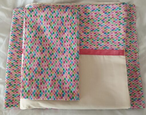 Juego de cama satén crema y tela de rombos multicolor