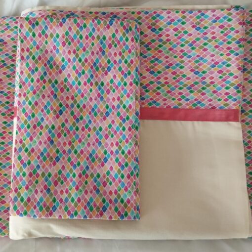 Juego de cama satén crema y tela de rombos multicolor