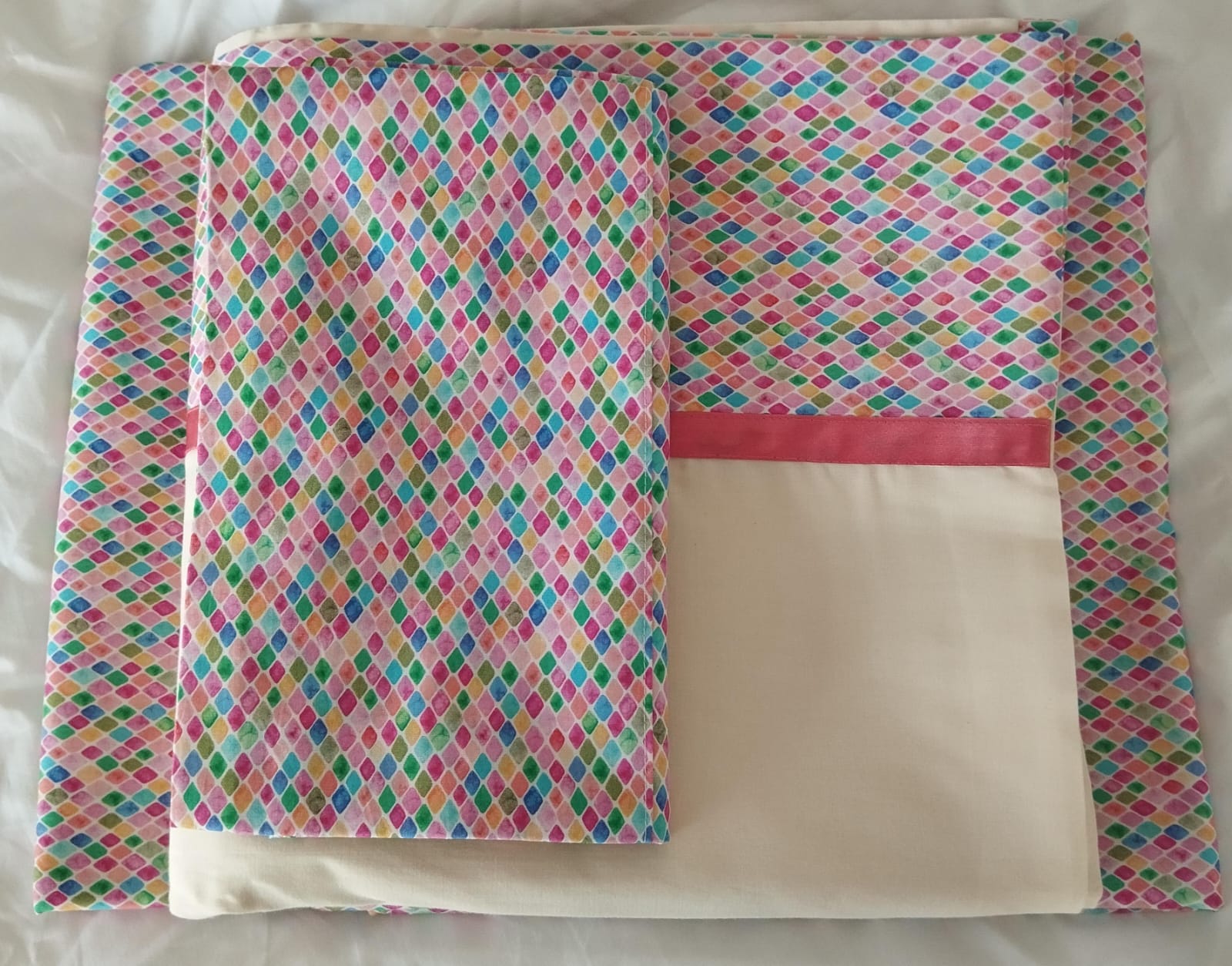tienda-del-alergico_productos_lenceria_linea-esmeralda_Juego de cama combinada con satén crema y tela de rombos multicolor-2 Juego de cama satén crema y tela de rombos multicolor