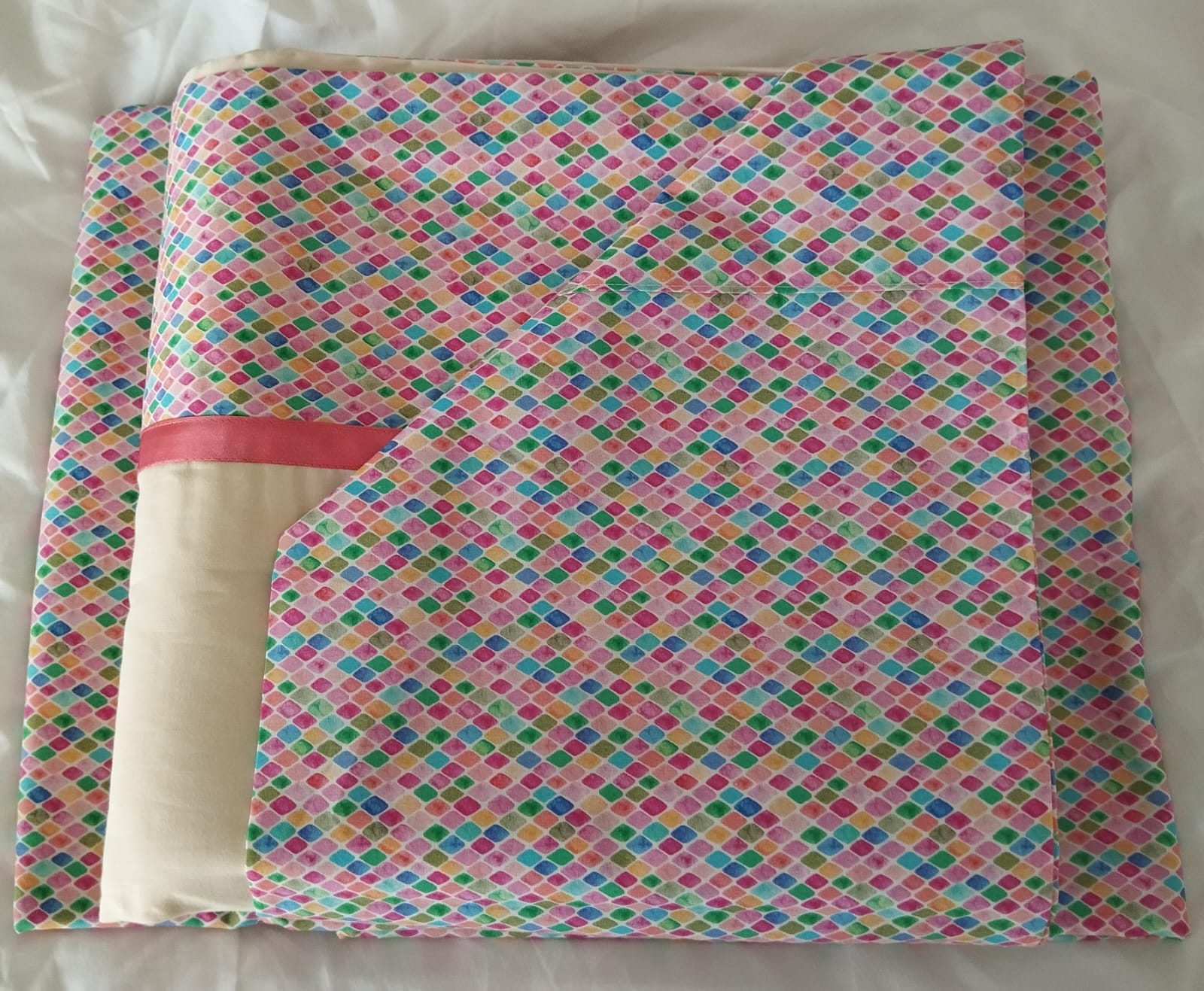 tienda-del-alergico_productos_lenceria_linea-esmeralda_Juego de cama combinada con satén crema y tela de rombos multicolor-3 Juego de cama satén crema y tela de rombos multicolor