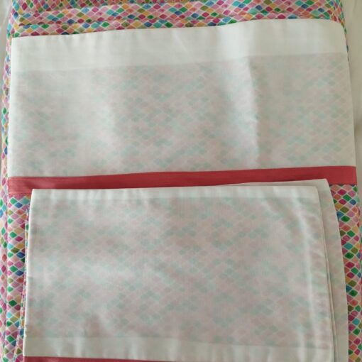 Juego de cama combinado con tela en triángulos colorida