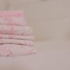 Juego de cama en tela estampada rosa con cinta satinada