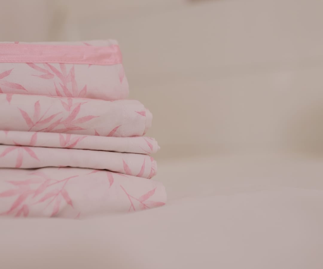 Juego de cama en tela estampada rosa con cinta satinada