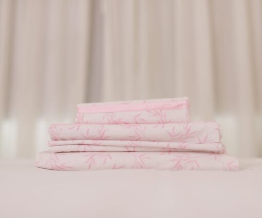 Juego de cama en tela estampada rosa con cinta satinada