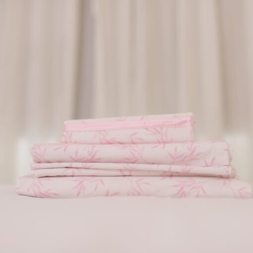 Juego de cama en tela estampada rosa con cinta satinada