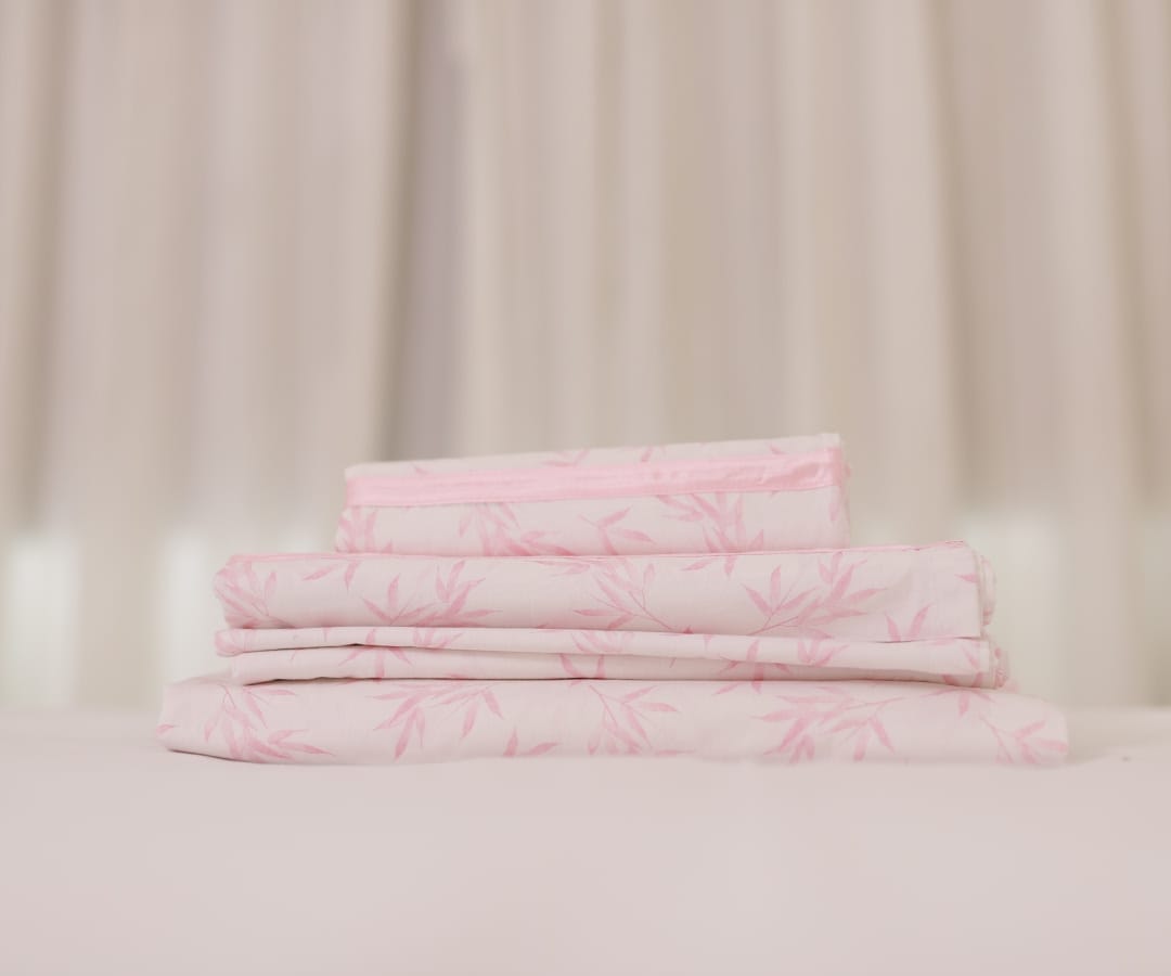 Juego de cama en tela estampada rosa con cinta satinada