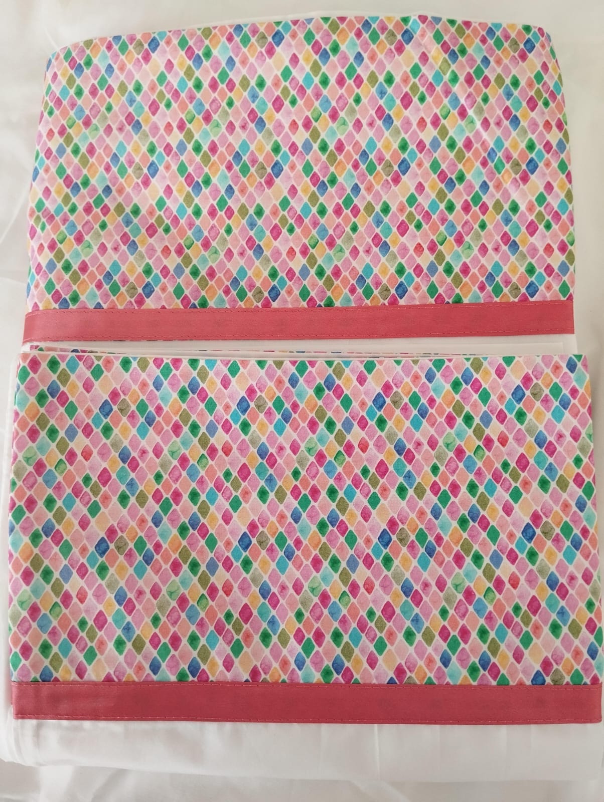 Tela con estampado rombos de colores y cinta fucsia