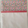 Tela con estampado rombos de colores y cinta fucsia