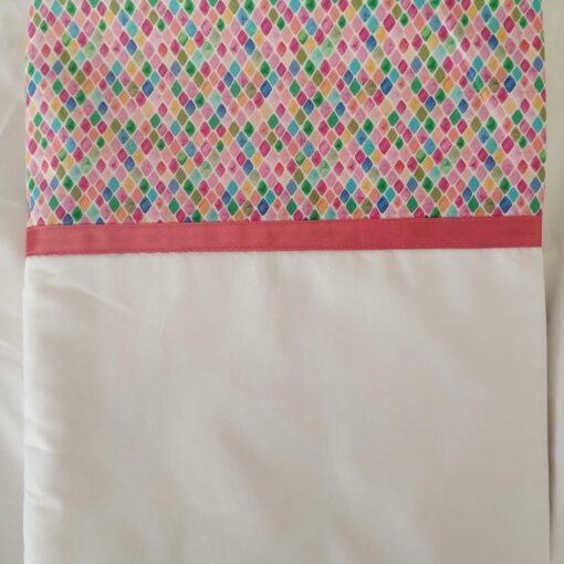 Tela con estampado rombos de colores y cinta fucsia