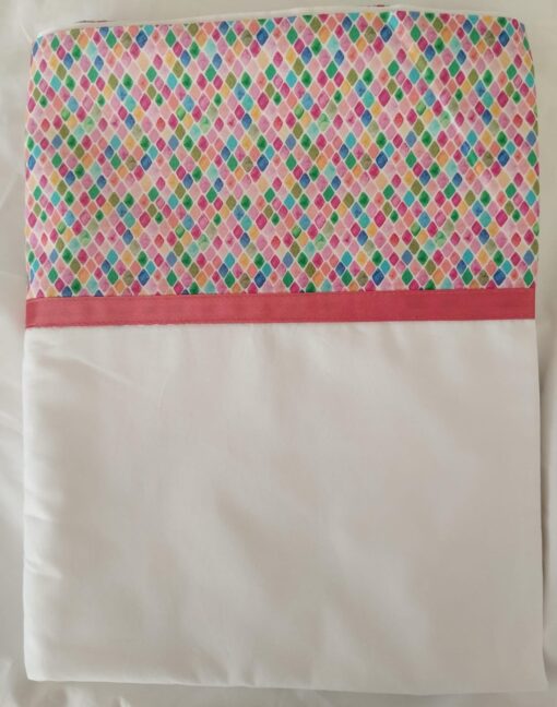 Tela con estampado rombos de colores y cinta fucsia
