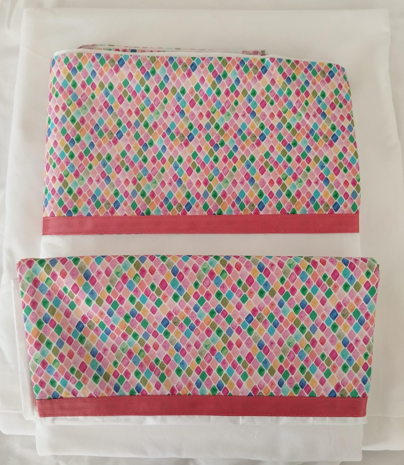 Tela con estampado rombos de colores y cinta fucsia