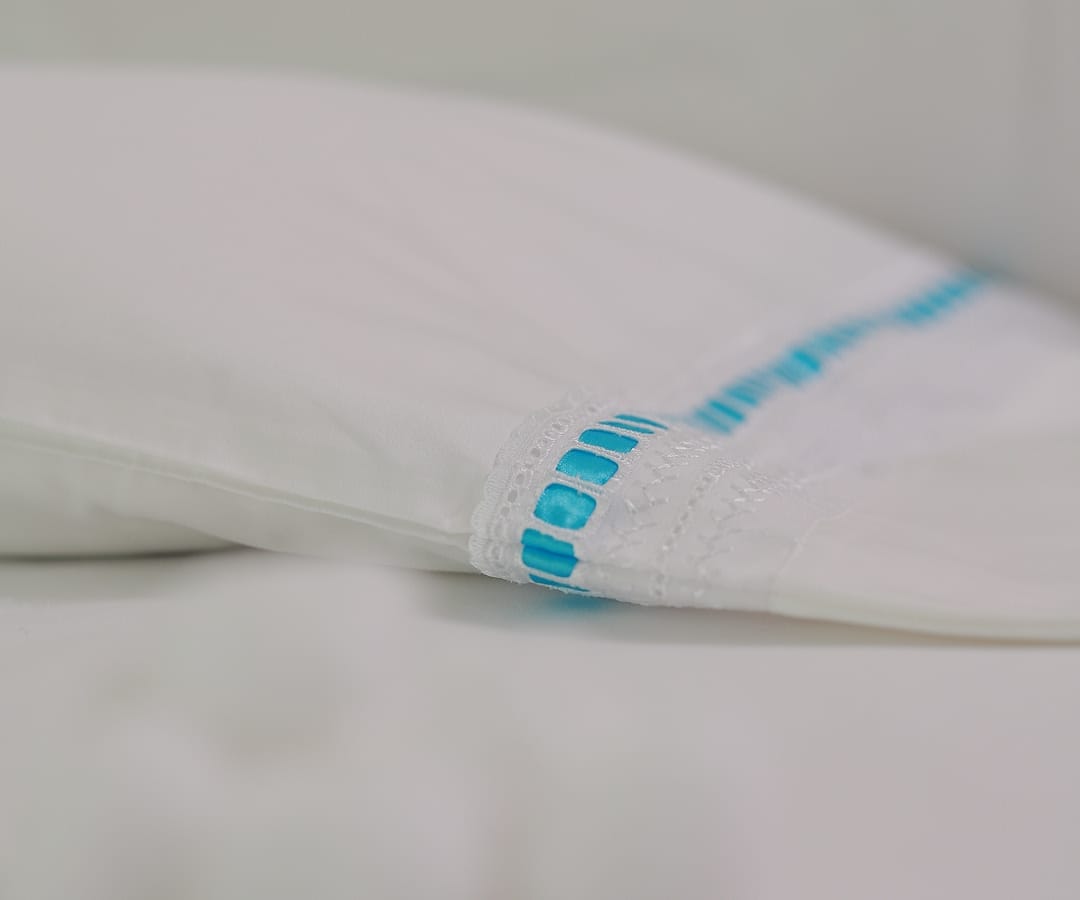 Funda blanca con letín con pasacintas azul - productos - tienda del alergico_5 Funda blanca con letín con pasacintas azul - productos - tienda del alérgico