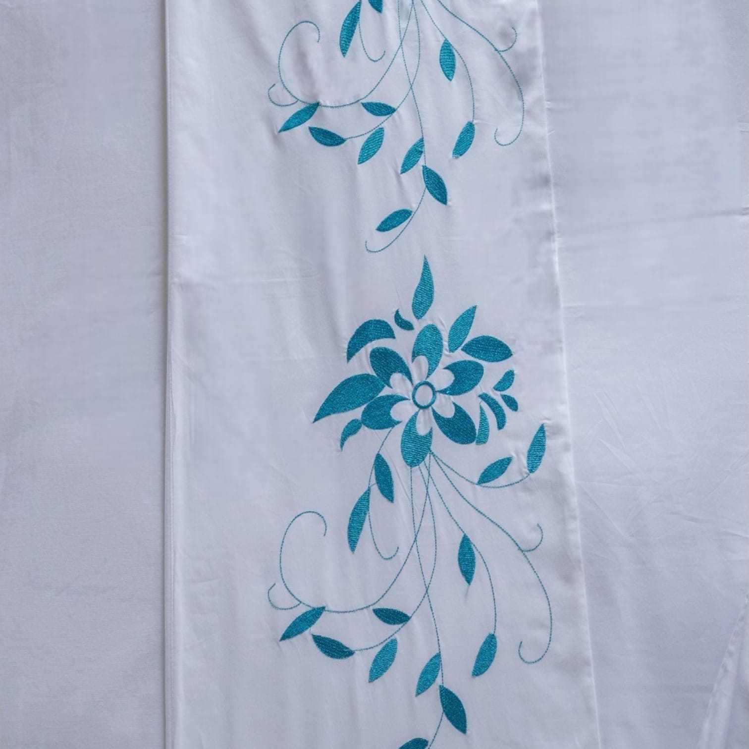 JUEGO DE CAMA BLANCO BORDADO FLOR AZUL SOBRE SÁBANA