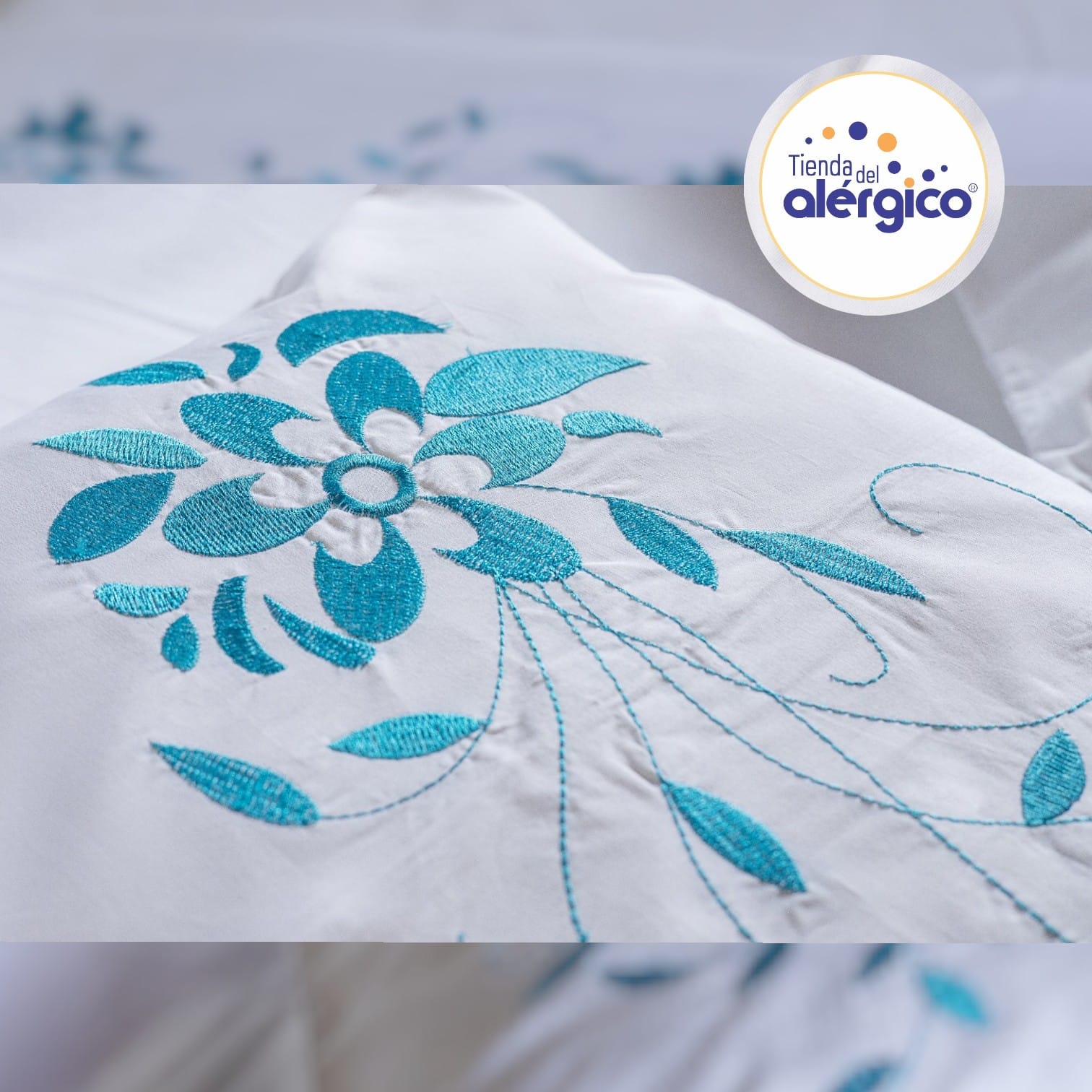 JUEGO DE CAMA BLANCO CON BORDADO FLOR AZUL ALMOHADA