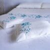 JUEGO DE CAMA BLANCO CON BORDADO FLOR DE ZAFIRO