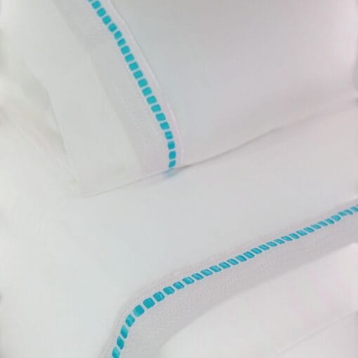 Juego De Cama Blanco En Polialgodón Con Acabado En Pasacinta Azul / Salmón