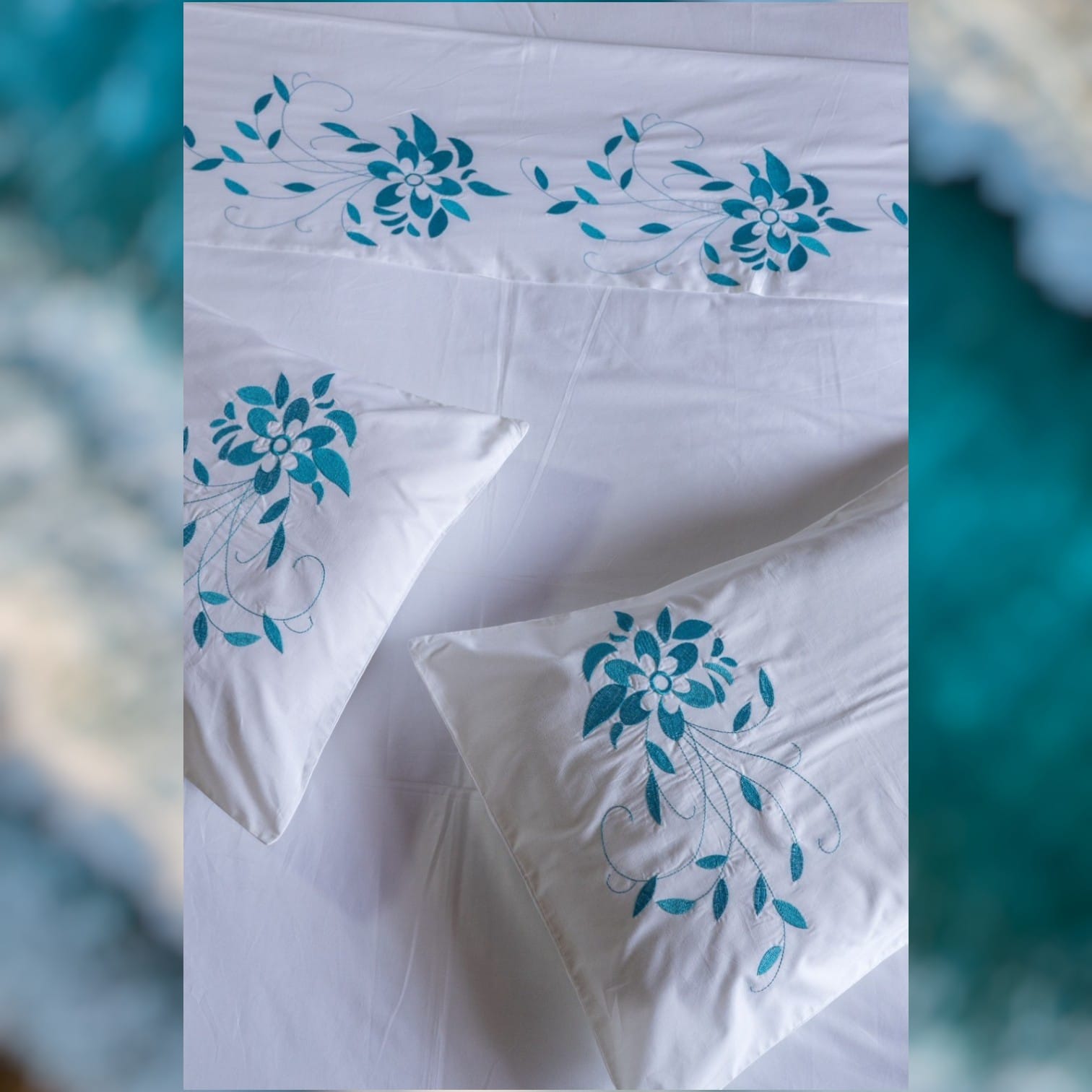 JUEGO DE SABANA BLANCO BORDADO FLOR AZUL